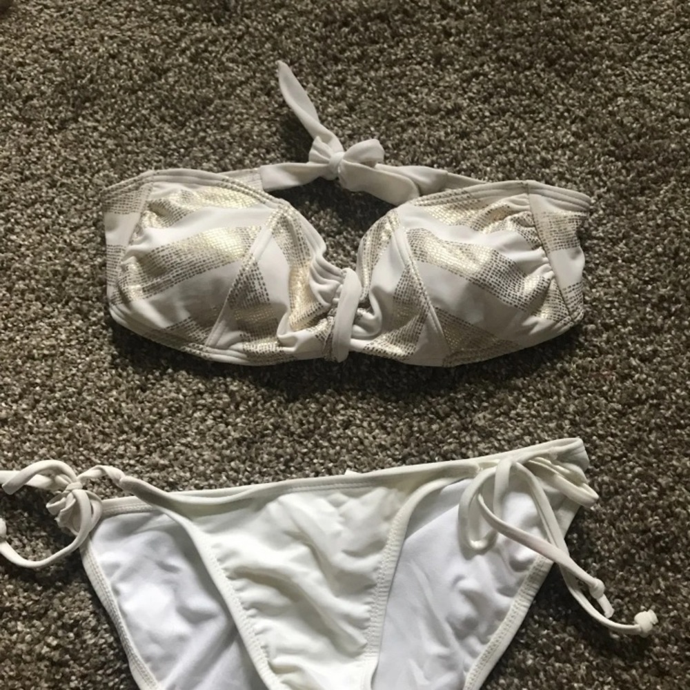 Bikini - Picture 3 of 4